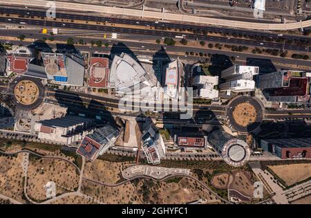 Blick aus der Vogelperspektive auf das Dach des Gebäudes und die Wolkenkratzer mit leerer Straße und Straße in Santa Fe, dem New-Viertel in Mexiko-Stadt tagsüber Stockfoto