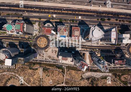 Blick aus der Vogelperspektive auf das Dach des Gebäudes und die Wolkenkratzer mit leerer Straße und Straße in Santa Fe, dem New-Viertel in Mexiko-Stadt tagsüber Stockfoto