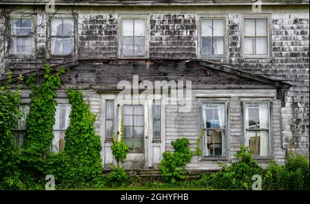 Verwitterte und verlassene Bauernhaus Gebäude façade Stockfoto