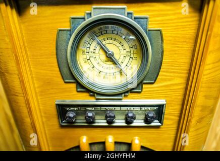 Vintage-Radioregler aus Holz und Zifferblatt Stockfoto