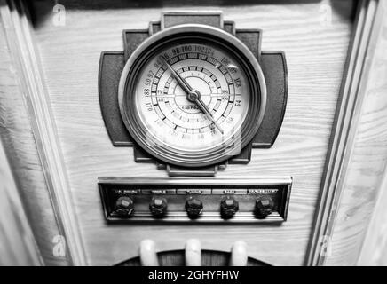 Vintage-Radioregler aus Holz und Zifferblatt Stockfoto