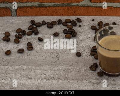 Kaffeetasse und Kaffeebohne auf klarem Hintergrund Stockfoto