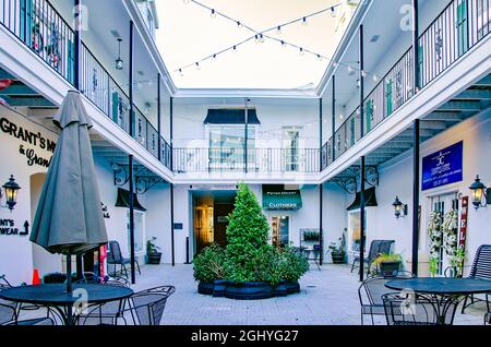 Der Innenhof von Mary Mahoney's Old French House Restaurant ist am 5. September 2021 in Biloxi, Mississippi, abgebildet. Stockfoto