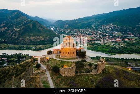Szenische Luftaufnahme des Jvari Clifftop orthodoxen Klosters in Mzcheta Georgien bei Nacht beleuchtet Stockfoto
