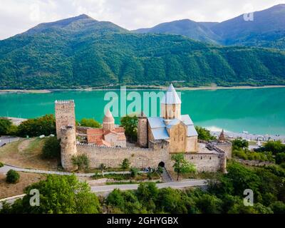 Landschaftlich reizvolle Ansicht des Ananuri Fortress Complex am Aragvi Fluss in Georgien. Das Schloss war Schauplatz zahlreicher Schlachten Stockfoto
