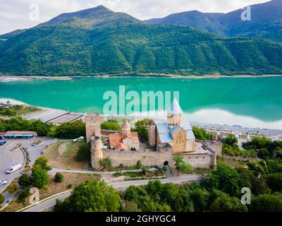 Landschaftlich reizvolle Ansicht des Ananuri Fortress Complex am Aragvi Fluss in Georgien. Das Schloss war Schauplatz zahlreicher Schlachten Stockfoto