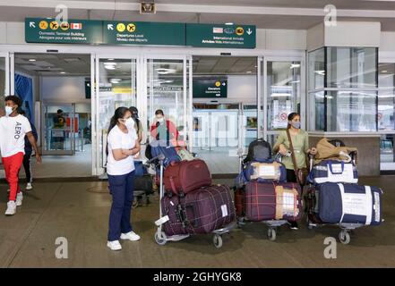 Richmond, Kanada. September 2021. Internationale Reisende werden am 7. September 2021 vor der Ankunftshalle des Vancouver International Airport in Richmond, British Columbia, Kanada, gesehen. Kanada begann am Dienstag, die Einreise für vollständig geimpfte Ausländer zu ermöglichen, die einen vollständigen Kurs eines von Health Canada zugelassenen COVID-19-Impfstoffs hatten. Quelle: Liang Sen/Xinhua/Alamy Live News Stockfoto