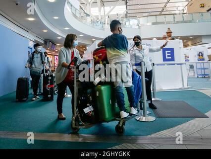 Richmond, Kanada. September 2021. Internationale Reisende werden am 7. September 2021 in der Ankunftshalle des Vancouver International Airport in Richmond, British Columbia, Kanada, gesehen. Kanada begann am Dienstag, die Einreise für vollständig geimpfte Ausländer zu ermöglichen, die einen vollständigen Kurs eines von Health Canada zugelassenen COVID-19-Impfstoffs hatten. Quelle: Liang Sen/Xinhua/Alamy Live News Stockfoto