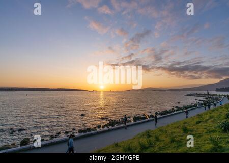 Vancouver, BC, Kanada - März 30 2021 : Sunset Beach Park wunderschöne Landschaft im Frühling Sonnenuntergang. Stockfoto