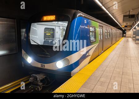 Vancouver, Kanada - MÄR 30 2021 : Waterfront Station Skytrain Canada Line U-Bahn-Plattform. Stockfoto