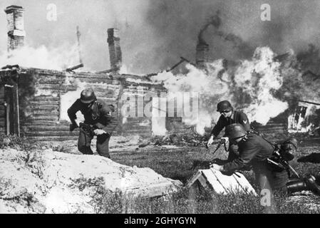 Wehrmachtssoldaten im Einsatz an der Ostfront während der Operation Barbarossa Stockfoto