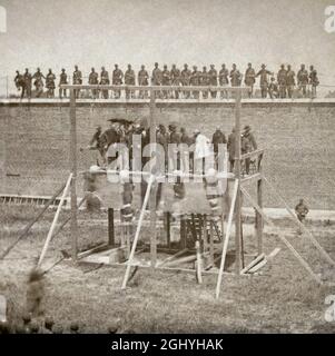 Die Hinrichtungen der Verschwörer bei der Tötung von Abraham Lincoln am 7. Juli 1865. Die vier Erhängten waren Mary Surratt, Lewis Powell, David Herold, George Atzerodt Stockfoto