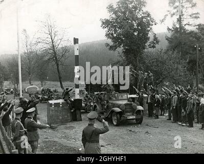 Deutsche Einwohner des Sudetenlandes begrüßen ankommende deutsche Truppen, die 1938 die Grenze überquerten Stockfoto