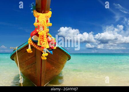 Langboot, am weißen Sandstrand in der andamanensee Stockfoto