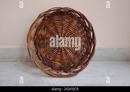 Selektiver Fokus auf schönen HANDGEFERTIGTEN HOLZKORB auf weißem Marmor mit rosa Hintergrund. Stockfoto
