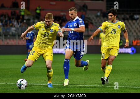 Zenica, Bosnien und Herzegowina (BiH). September 2021. Ermedin Demirovic (C) aus Bosnien und Herzegowina tritt beim Qualifikationsspiel der FIFA-Weltmeisterschaft zwischen Bosnien und Herzegowina (BiH) und Kasachstan am 7. September 2021 in Zenica, Bosnien und Herzegowina (BiH) gegen Aleksandr Marochkin (L) aus Kasachstan an. Quelle: Nedim Grabovica/Xinhua/Alamy Live News Stockfoto