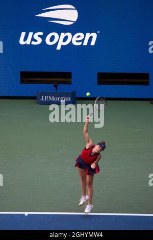 New York, USA. September 2021. Elina Svitolina aus der Ukraine ist gegen Leylah Fernandez aus Kanada während des Viertelfinales der Frauen der US Open 2021 im Arthur Ashe Stadium im USTA Billie Jean King National Tennis Center in New York, USA, am 7. September 2021 im Dienst. Quelle: Michael Nagle/Xinhua/Alamy Live News Stockfoto