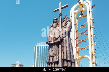 Wladiwostok, Region Primorsky - 3. Mai 2019: Skulptur von Kyrill und Methodius auf Arten. Stockfoto