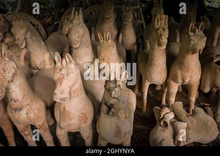 Teil der eklektischen Sammlung asiatischer Skulpturen auf dem Gelände des privat geführten, selbstgestalteten 'Hong Kong Museum of Stone Sculptures' in Tai Po Stockfoto