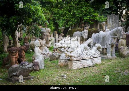 Teil der eklektischen Sammlung asiatischer Skulpturen auf dem Gelände des privat geführten, selbstgestalteten 'Hong Kong Museum of Stone Sculptures' in Tai Po Stockfoto