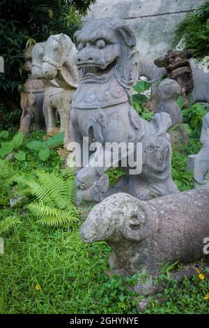 Teil der eklektischen Sammlung asiatischer Skulpturen auf dem Gelände des privat geführten, selbstgestalteten 'Hong Kong Museum of Stone Sculptures' in Tai Po Stockfoto