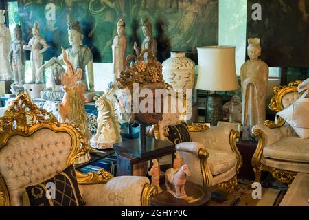 Teil der eklektischen Sammlung asiatischer Skulpturen im Haus des privat geführten, selbstgestalteten 'Hong Kong Museum of Stone Sculptures' in Tai Po Stockfoto