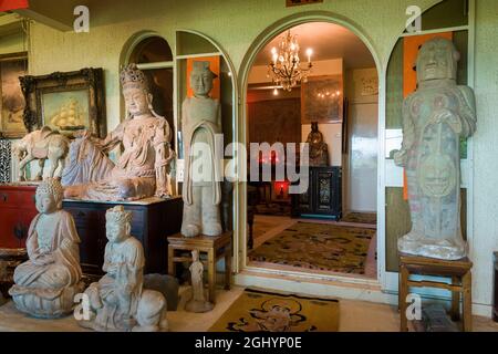 Teil der eklektischen Sammlung asiatischer Skulpturen im Haus des privat geführten, selbstgestalteten 'Hong Kong Museum of Stone Sculptures' in Tai Po Stockfoto