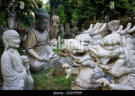 Teil der eklektischen Sammlung asiatischer Skulpturen auf dem Gelände des privat geführten, selbstgestalteten 'Hong Kong Museum of Stone Sculptures' in Tai Po Stockfoto