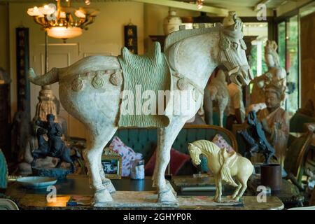 Teil der eklektischen Sammlung asiatischer Skulpturen im Haus des privat geführten, selbstgestalteten 'Hong Kong Museum of Stone Sculptures' in Tai Po Stockfoto