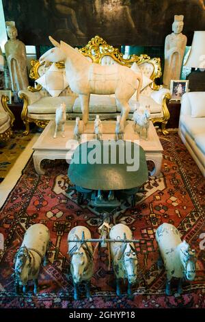 Teil der eklektischen Sammlung asiatischer Skulpturen im Haus des privat geführten, selbstgestalteten 'Hong Kong Museum of Stone Sculptures' in Tai Po Stockfoto