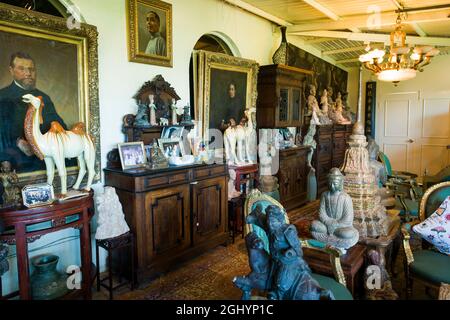 Teil der eklektischen Sammlung asiatischer Skulpturen im Haus des privat geführten, selbstgestalteten 'Hong Kong Museum of Stone Sculptures' in Tai Po Stockfoto