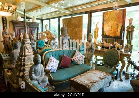 Teil der eklektischen Sammlung chinesischer Skulpturen im Haus des privat geführten, selbstgestalteten 'Hong Kong Museum of Stone Sculptures' in Tai Po Stockfoto