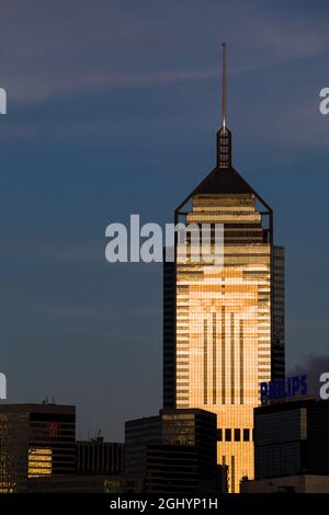 Der westliche Himmel bei Sonnenuntergang spiegelte sich im Central Plaza wider, einem kommerziellen Wolkenkratzer in Wan Chai, Hong Kong Island Stockfoto