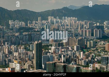 Die hochdichte Stadtentwicklung von Kowloon vom Dach des 2ifc, dem höchsten Gebäude der Insel Hongkong, im Jahr 2010 Stockfoto