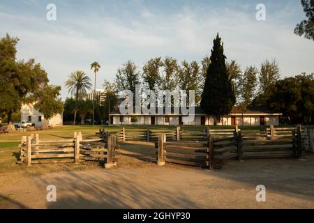 Sonnenuntergang Blick auf einen historischen Park im Viertel Encino von Los Angeles, Kalifornien, USA. Stockfoto