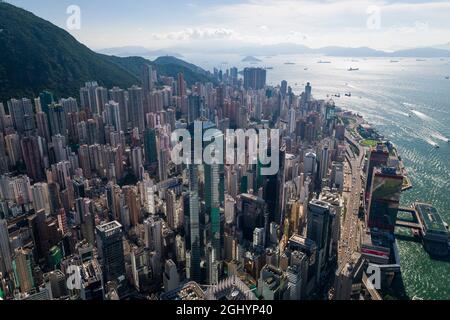 Sheung Wan, Sai Ying Pun und Kennedy Town blicken vom Dach des 2ifc, dem höchsten Gebäude der Insel Hongkong, nach Osten zur Insel Lantau Stockfoto