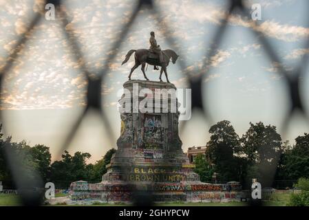 Eingezäuntes Denkmal des konföderierten Generals Robert E Lee auf seinem Pferd Traveller auf der Monument Avenue in Richmond, Virginia, 5. September 2021, USA Stockfoto