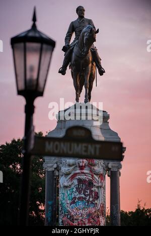 Eingezäuntes Denkmal des konföderierten Generals Robert E Lee auf seinem Pferd Traveller auf der Monument Avenue in Richmond, Virginia, 5. September 2021, USA Stockfoto