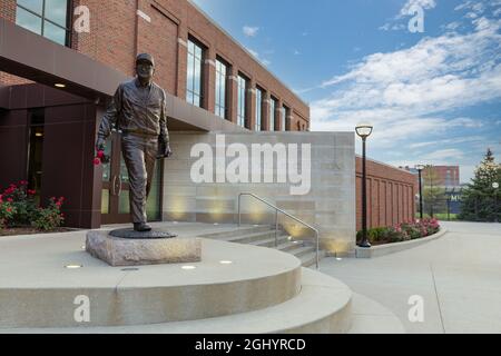 Ann Arbor, MI - 4. September 2021: Glenn E. 'Bo' Schembechler Statue vor der Schembechler Hall auf dem Campus der University of Michigan Stockfoto