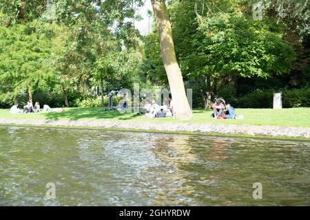 AMSTERDAM, HOLLAND - 17. AUGUST; Sommernachmittag Menschen entspannen sich unter Bäumen am Kanal und genießen den letzten Tag Sonnenschein August Stockfoto