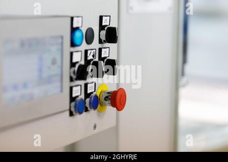 Schalter, Drucktasten und Touchscreen auf dem Bedienfeld. Selektiver Fokus. Stockfoto