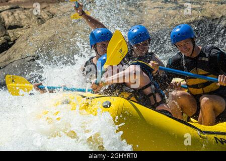 Wildwasser-Rafting auf dem Chattahoochee River in Uptown Columbus, Georgia. (USA) Stockfoto