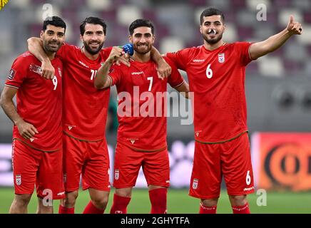 Doha, Katar. September 2021. Die Spieler des Iran feiern den Sieg nach dem Qualifikationsspiel der FIFA-Weltmeisterschaft zwischen dem Iran und dem Irak in Doha, Katar, 7. September 2021. Kredit: Nikku/Xinhua/Alamy Live Nachrichten Stockfoto