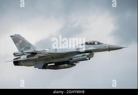 Lockheed Martin F- 16c (Block 52 Advanced) Polnische Luftwaffe im Flug mit Luft-Luft-Bewaffnung und zusätzlichen Tanks Stockfoto