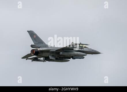 Lockheed Martin F- 16c (Block 52 Advanced) Polnische Luftwaffe im Flug mit Luft-Luft-Bewaffnung und zusätzlichen Tanks Stockfoto