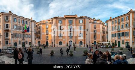 Panorama der Piazza di Sant' Ignazio di Loyola. Die drei Paläste, die als Flügel eines Theaters angeordnet sind, wurden 1727 als Theaterbühne angelegt Stockfoto