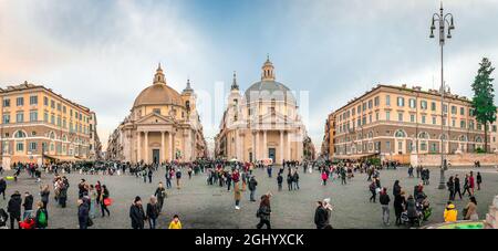 Piazza del Popolo, mit dem Eingang der Tridente, definiert durch die Zwillingskirchen (Santa Maria in Montesanto und Santa Maria dei Miracoli) in Rom. Stockfoto