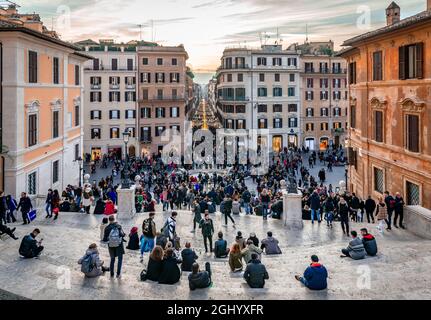 Blick auf die überfüllte Spanische Treppe, die zur Piazza di Spagna führt. Die Via dei Condotti ist im Hintergrund. Rom, Italien Stockfoto