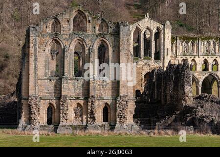 Ruinen der Rievaulx Abbey - eine Zisterzienserabtei in der Nähe von Helmsley im North York Moors National Park, North Yorkshire, England. Es war eines der großen Bauchfalle Stockfoto