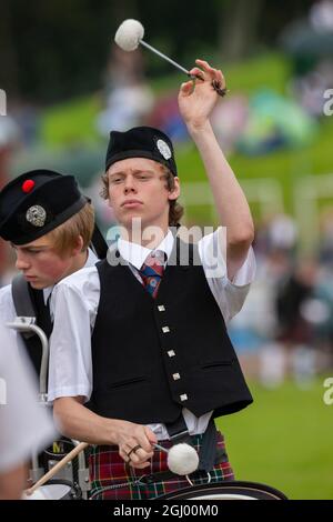 Schlagzeuger in einer Piper Band bei den Cowal Gathering Highland Games in der Nähe von Dunoon auf der Cowal Peninsula, Schottland. Stockfoto